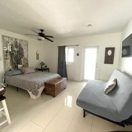 Private Studio Blocks From Coconut Grove ميامي المظهر الخارجي الصورة