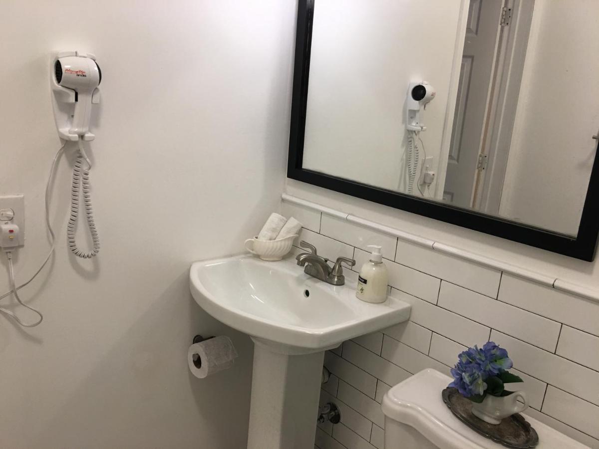 Private Studio Blocks From Coconut Grove ميامي المظهر الخارجي الصورة