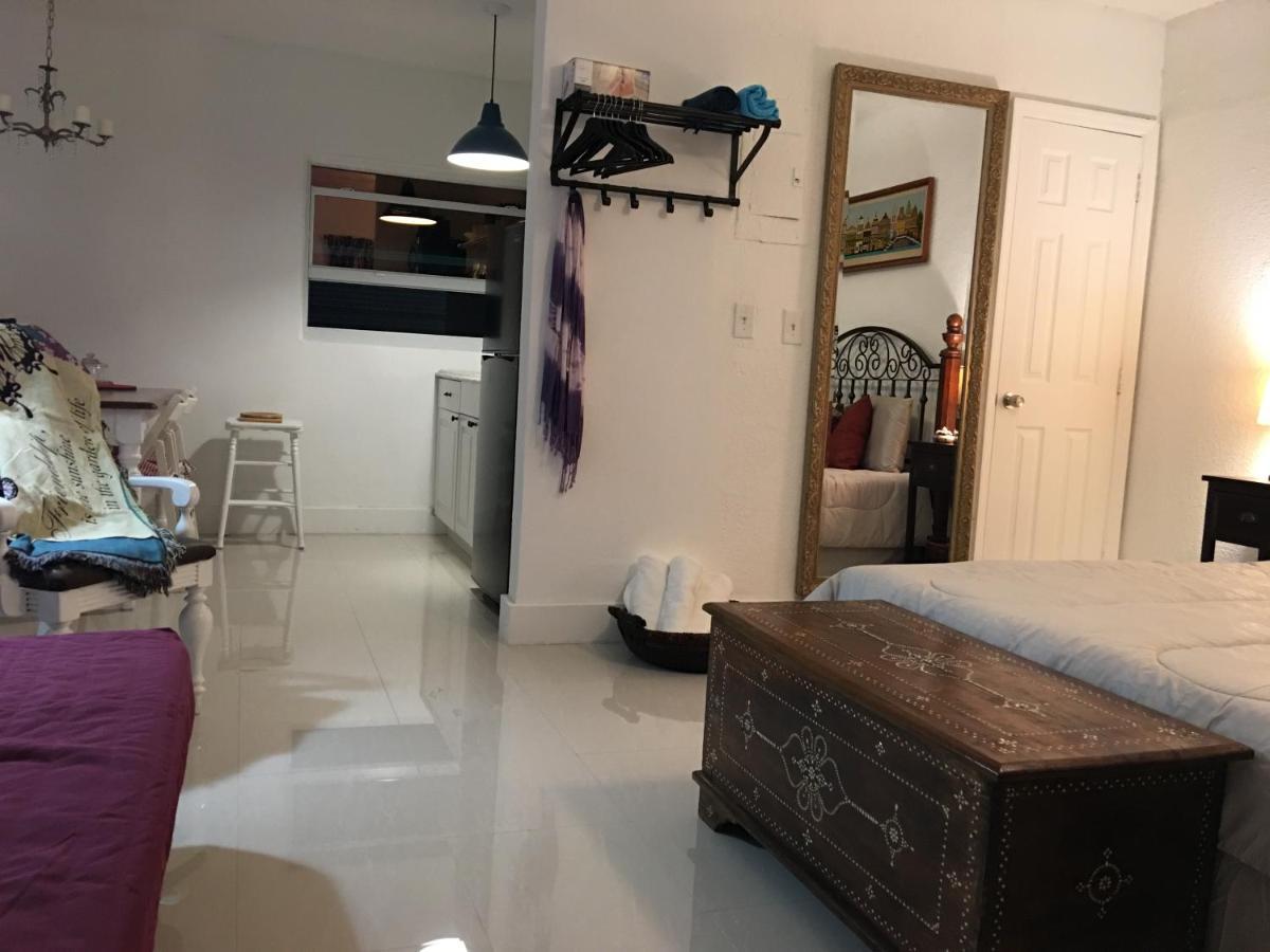 Private Studio Blocks From Coconut Grove ميامي المظهر الخارجي الصورة