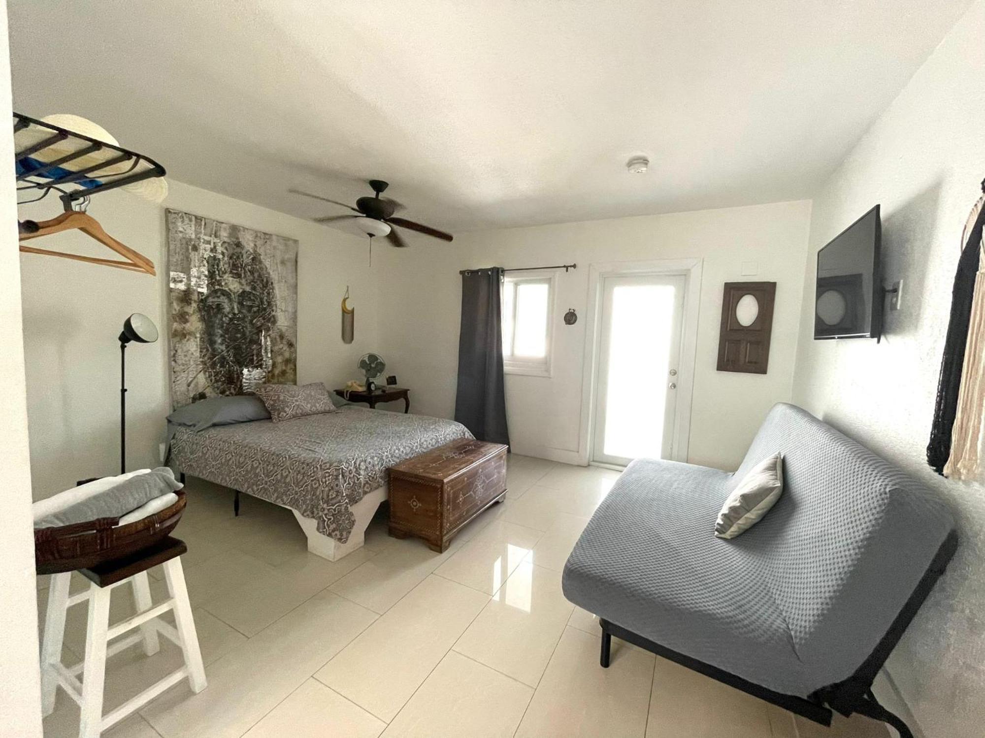 Private Studio Blocks From Coconut Grove ميامي المظهر الخارجي الصورة