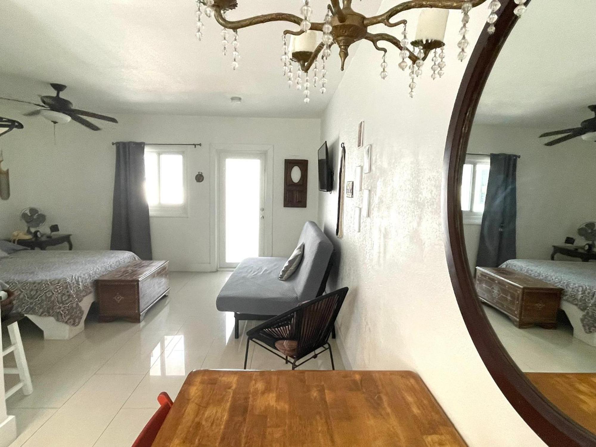 Private Studio Blocks From Coconut Grove ميامي المظهر الخارجي الصورة